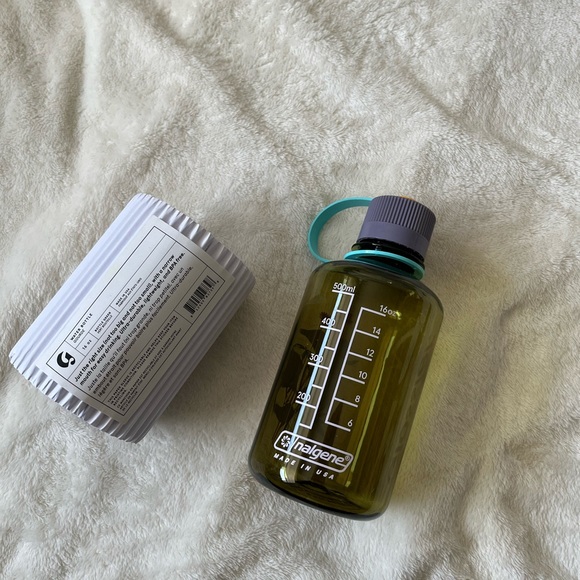 Glossier Water Bottle - Picture 5 of 5